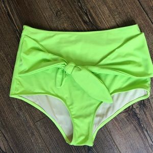 kJ medium tie front lime bottoms